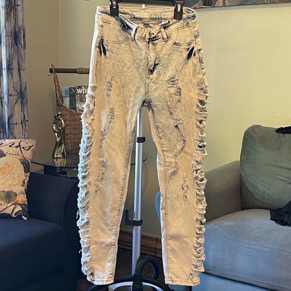 HighRise Ripped Leg Jean